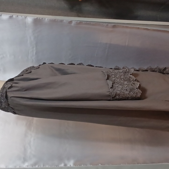 Highgate Manor Decorative Robe - Picture 3 of 6